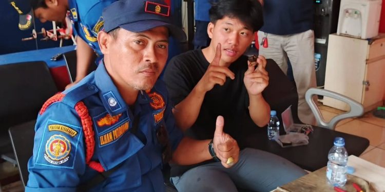 Damkar Tangsel Selamatkan Jari Siswa yang Tersangkut di Engsel Kunci