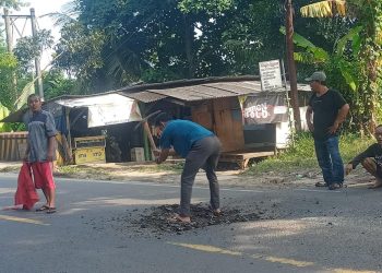 Warga Turun Tangan Perbaiki Jalan Nasional yang Rusak di Rangkasbitung