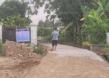 Pemdes Aweh Bangun Jalan Paving Block ke SMKN 1 Kalanganyar