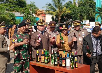 Peringati HUT ke-75, Satpol PP Cilegon Musnahkan 1.200 Botol Miras
