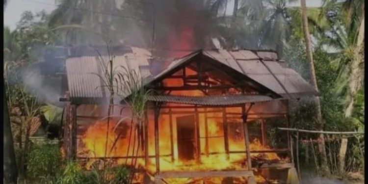 Terbakar, Rumah Kayu Milik Warga Cepat Ludes