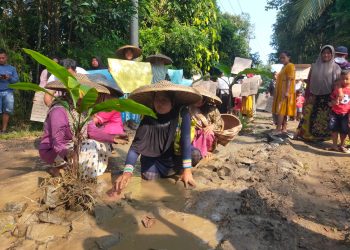 Pembangunan Jalan Desa Tiba-tiba Gagal, Warga Lebak Protes Pemprov Banten