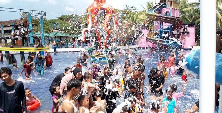 Liburan Seru Bareng Keluarga di CAS Waterpark Cikole, Wahana Lengkap dan Ramah Anak!