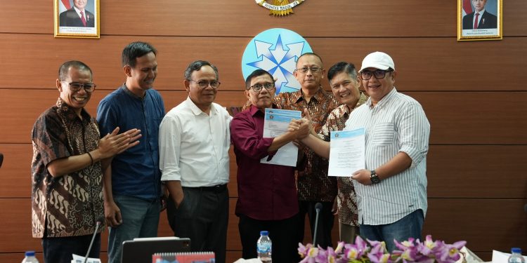 Disaksikan Dewan Pers, PWI Akhirnya Tandatangani Panitia Bersama Kongres Persatuan