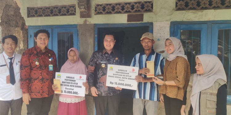 Walikota Serang Serahkan Bantuan Perbaikan Rumah Tidak Layak Huni