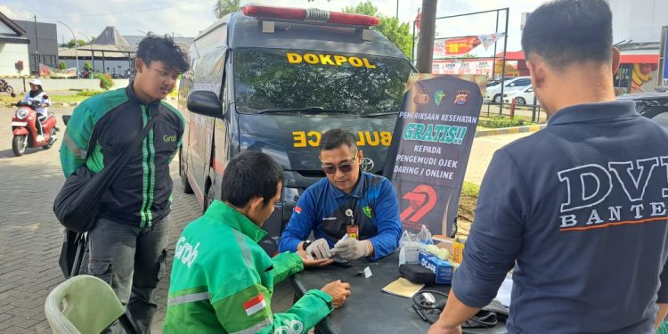 Polresta Tangerang Gelar Pemeriksaan Kesehatan Gratis untuk Pengemudi Ojek di Pasar Kemis