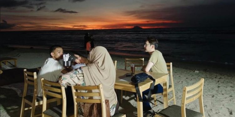 Enggak Perlu ke Bali Kalau Mau Makan Seafood di Pinggir Pantai, Cukup di Karang Bolong Saja