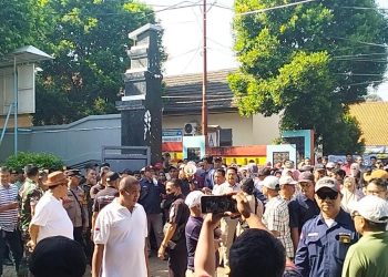 Warga Desa Kadu Jaya Tangerang Gelar Unjuk Rasa di SMAN 3