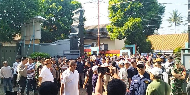 Warga Desa Kadu Jaya Tangerang Gelar Unjuk Rasa di SMAN 3