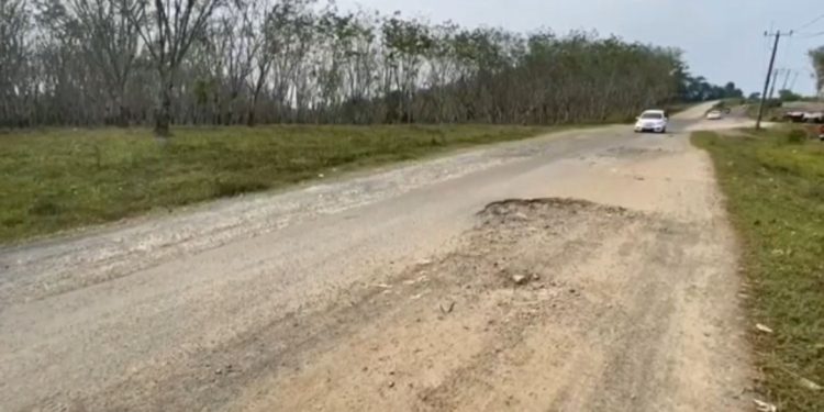 Penuh Lubang, Wisatawan Keluhkan Kerusakan Jalan Sampay-Cileles