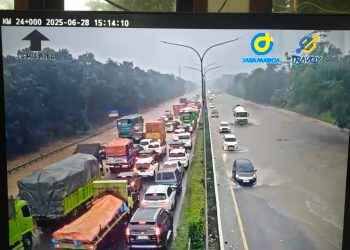 Imbas Hujan Deras, Tol Banjir dan Macet Parah