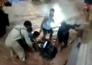 Jalan Bojonegara-Puloampel Banjir, Sepeda Motor Hanyut
