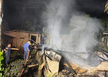 Dini Hari, Rumah Semi Permanen di Lebak Hangus Terbakar
