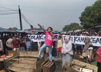 Selang Satu Jam Penertiban, Para Pedagang PKL Pasar Sentiong Blokir Jalan