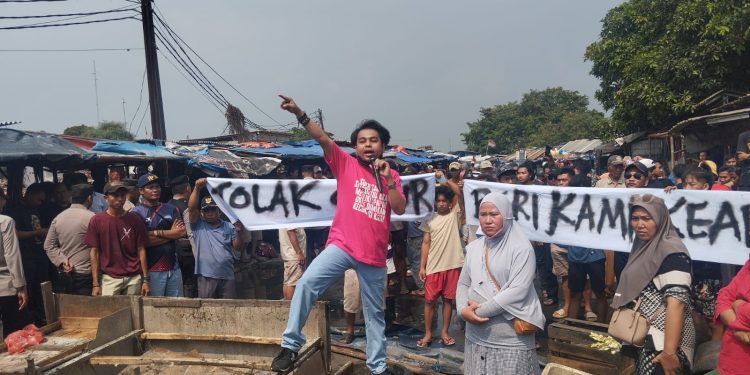 Selang Satu Jam Penertiban, Para Pedagang PKL Pasar Sentiong Blokir Jalan