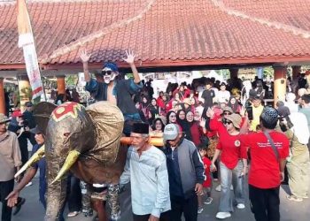 Unik, Pawai Gebrag Ngadu Bedug di Alun-alun Pandeglang Diikuti Kuda Lumping hingga Kuntilanak