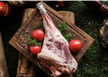 6 Cara Memasak Daging Kambing Agar Empuk dan Tidak Bau, Bungkus dengan Daun Pepaya