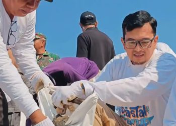 PLTU Labuan Kumpulkan 27 Ton Sampah di Pantai Teluk