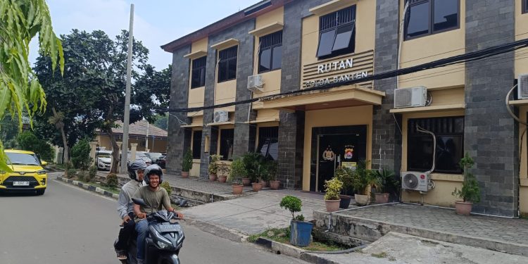 Ditahan di Polda Banten, Ketua Kadin Kota Cilegon Nonaktif Tidur Beralaskan Papan