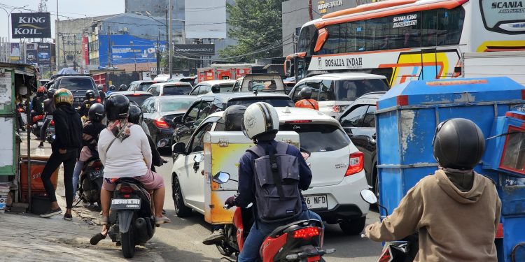 6.139 PPPK Kota Tangsel Dilantik, Lalu Lintas di Jalan Raya Serpong Macet