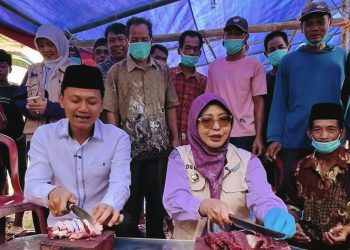 Bupati Pandeglang Bagikan Daging Sapi Pemberian Presiden Prabowo di Kecamatan Angsana