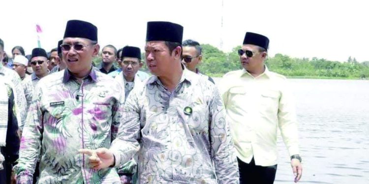 Ketua LSM Gapura, Husen Saidan (kanan) bersama Mantan Walikota Cilegon Helldy Agustian. Dok Radar Banten
