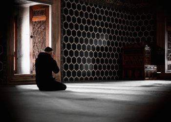 Keutamaan Salat Tahajud: Pembuka Pintu Rezeki, Jadi Cahaya di Hari Kiamat