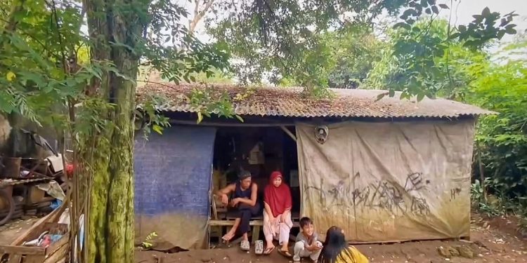 Keluarga Asal Lebak Tinggal di Gubuk Berbahan Terpal