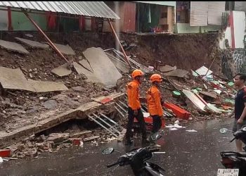 Diguyur Hujan, Tanggul di SDN 3 Pandeglang Ambruk, Motor dan Gerobak Pedagang Tertimpa