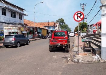 Aneh! Ada Plang Larangan Tapi Dishub Pandeglang Bilang Siang Boleh Parkir