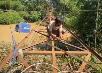 Jembatan Gantung Rusak Parah, Warga Sarageni Lebak Perbaiki Lewat Swadaya