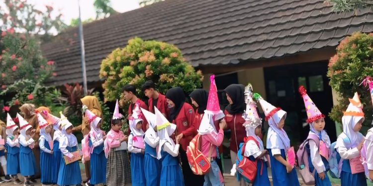 Mahasiswa Uniba Dampingi MPLS SDN Pulo Ampel, Sambut Siswa Baru Penuh Semangat