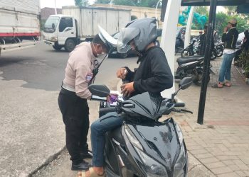 Operasi Patuh Maung 2025: Hari Pertama, Polresta Tangerang Tilang Puluhan Pemotor yang Tidak Pakai Helm SNI
