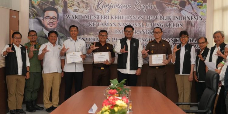 Komitmen Lindungi Satwa Langka, Kejari Pandeglang Terima Piagam Penghargaan dari Wamenhut