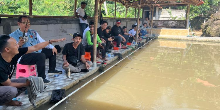 Bangun Sinergitas, Pimpinan dan Anggota DPRD Pandeglang Mancing Ikan Mas Bareng Porwan
