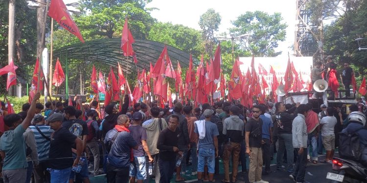 Ribuan Petani Riau dan LMND Demo Kementerian Kehutanan Tolak Penggusuran di Tesso Nilo