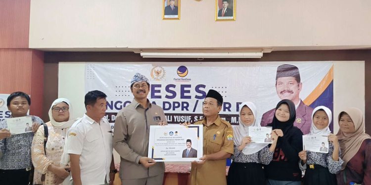 Anggota DPRI RI Furtasan Salurkan Beasiswa PIP untuk Ribuan Siswa di Kota Serang