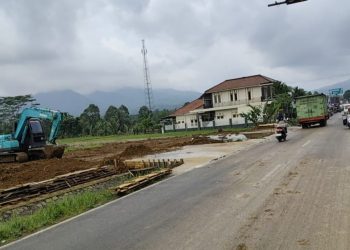 Bahayakan Pengguna Jalan, Warga Minta Galian Tanah Merah di Jiput Ditutup