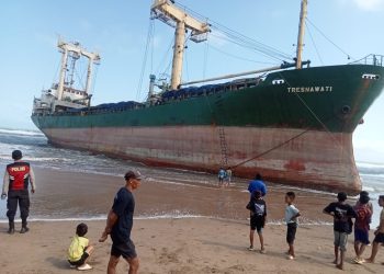 Kapal Kargo Tresnawati Terdampar di Perairan Kutakarang Cibitung Pandeglang