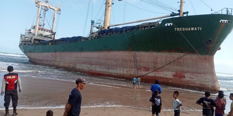 Kapal Kargo Tresnawati Terdampar di Perairan Kutakarang Cibitung Pandeglang