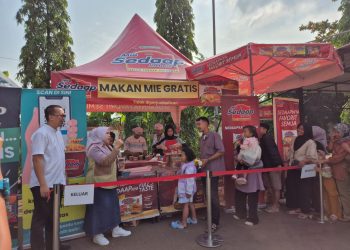 Jumat Berkah, Samsat Serang Bagi-bagi Mie dan Kopi untuk Wajib Pajak