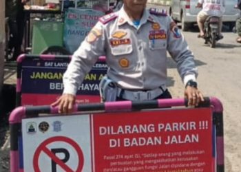 Parkir di Bahu Jalan, Dishub Lebak Menggembosi Puluhan Kendaraan yang Melanggar