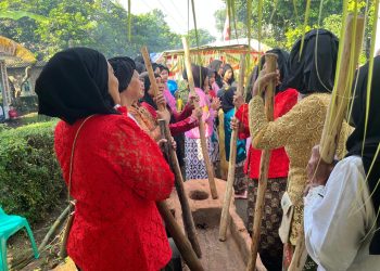 Gunakan Kebaya Jadul, Warga Antusias Sambut Festival Bubur Suro 2025 di Pandeglang