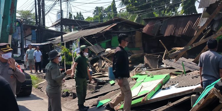 Bangunan Liar Diduga Warung Remang-Remang di Lahan PT KTI Dibongkar