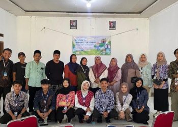Mahasiswa dan Masyarakat Tanjungsari Olah Sampah Organik Jadi Eco Enzim