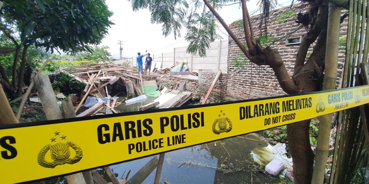 Dua Tukang Bangunan Tewas Diduga Terpeleset ke Empang Saat Bongkar Rumah, Ini Kesaksian Warga