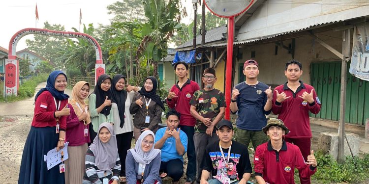Tikungan Cemplang Rawan Kecelakaan, Mahasiswa Uniba Pasang Marka Jalan dan Papan Petunjuk