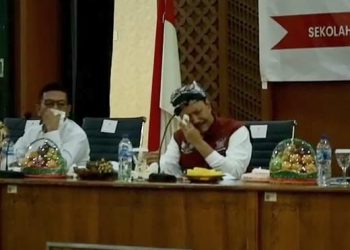 Mensos RI Menangis Saat Dengar Perjuangan Guru Sekolah Rakyat yang Bertugas di Lebak