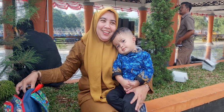Gemas, Bocah di Pandeglang Pakai Seragam Korpri Saat Ayahnya Dilantik PPPK
