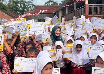Adde Rosi Serahkan Bantuan PIP, Sepatu Siswa Tidak Lagi Bolong